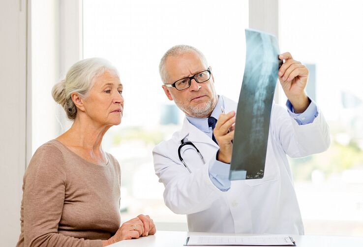 The doctor determines cervical osteochondrosis in a patient using x-ray